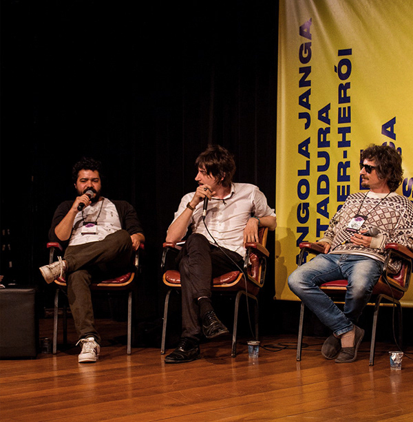 Debate com banner amarelo